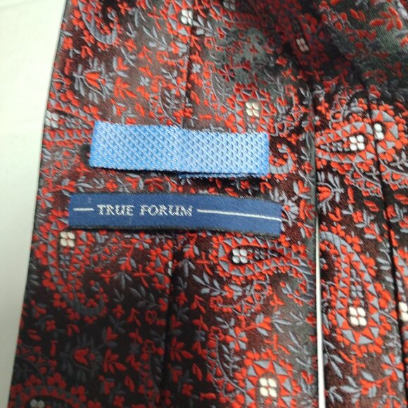 ❤️NWOT TRUE FORUM ~ 100% Silk Tie ~ Paisley Red Black Gray ~ Hand Made - Picture 4 of 6